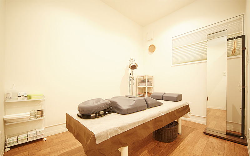広々とした個室で、安心して施術を受けられる